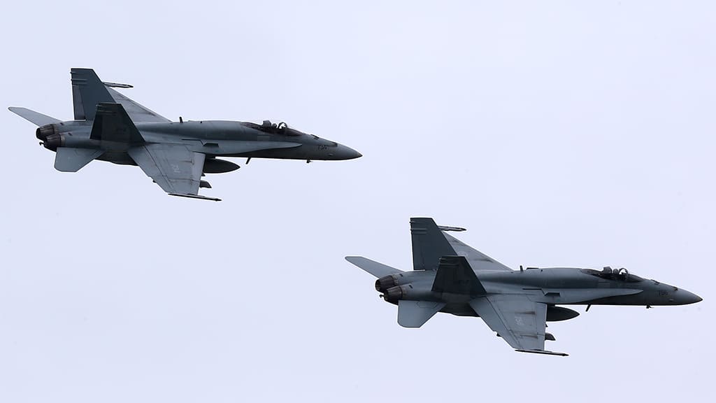 Kaksi Hornet-hävittäjää ilmassa.