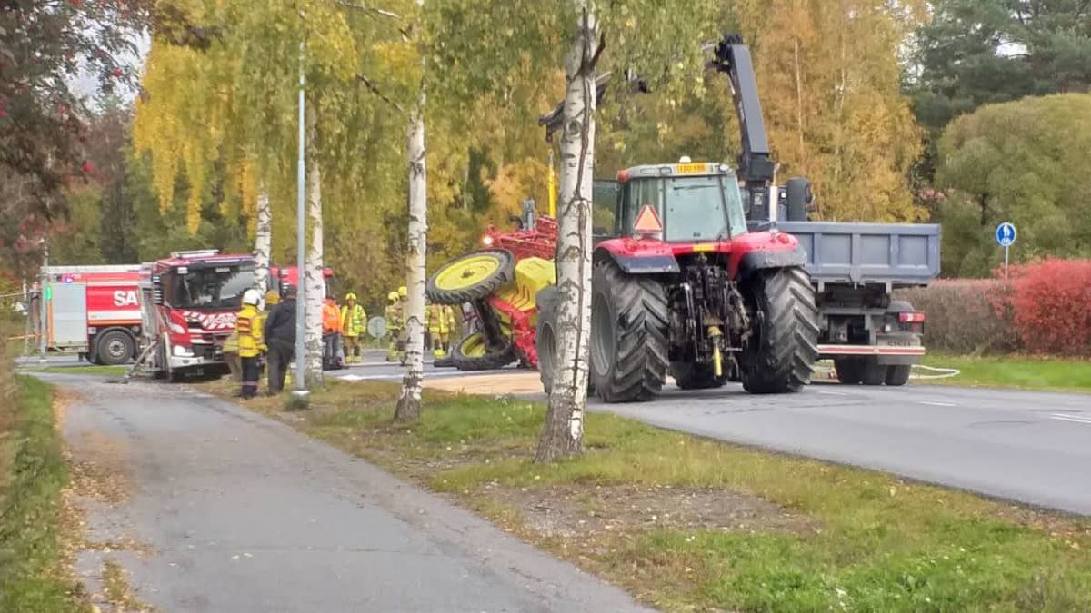 Porin Ruosniemessä traktorin peräkärry kaatui tielle Apollontiellä. Peräkärryssä oli glyfosaattia. Parikymmentä litraa kasvinsuojeluainetta valui tielle.