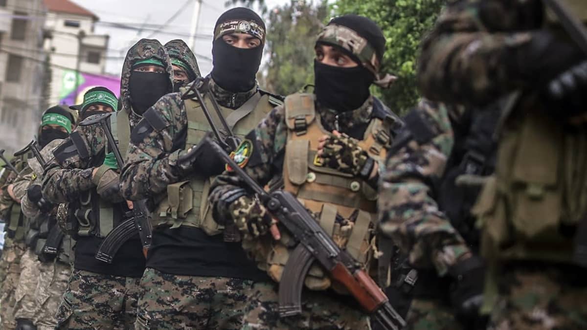 Naamioituneita Hamasin taistelijoita rynnäkkökiväärit kädessään.