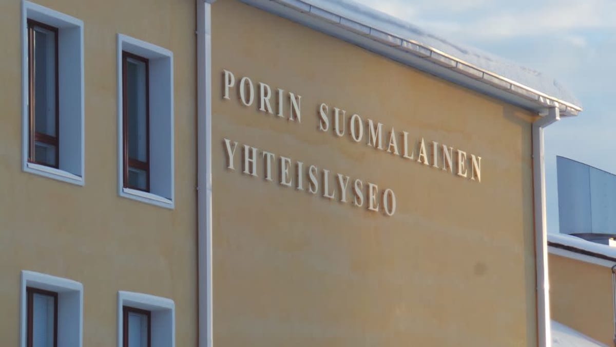Seinä, jossa lukee "Porin suomalainen yhteislyseo". Katolla lunta.