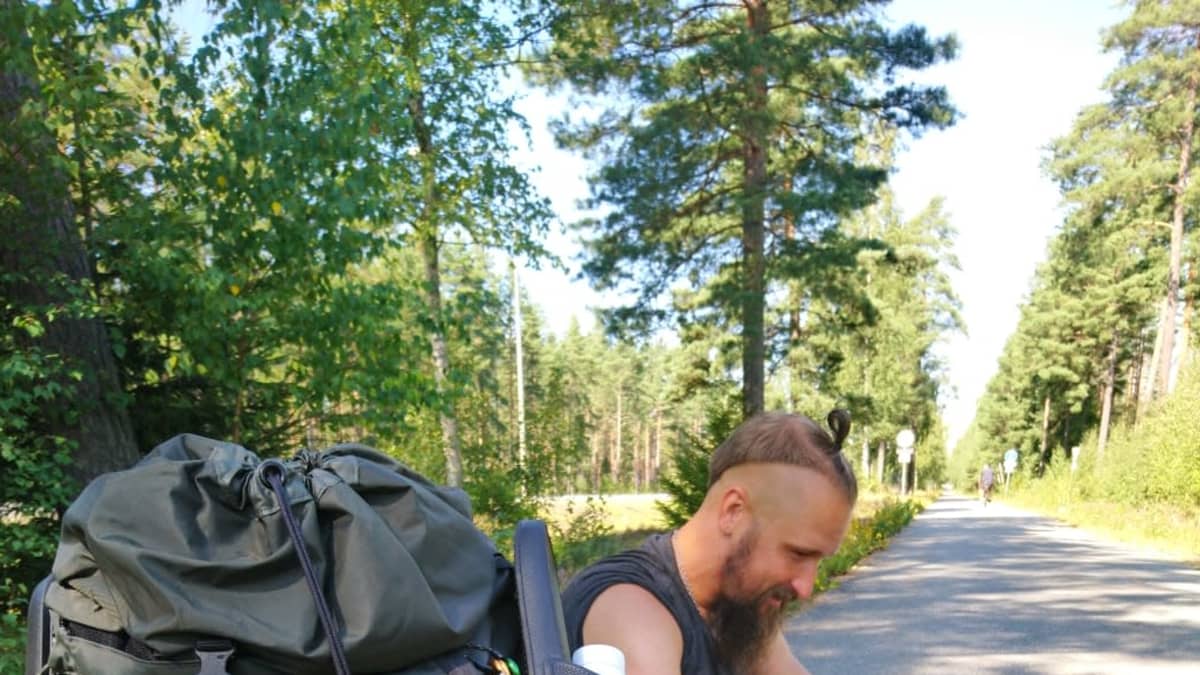 Niko Puumalainen käveli 19 kiloa painavan rinkan kanssa. 