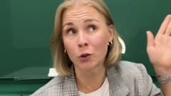 Toimittaja Sara Salmi kertoo kuningatar Elisabetin hautajaisista vihreän seinän edessä.