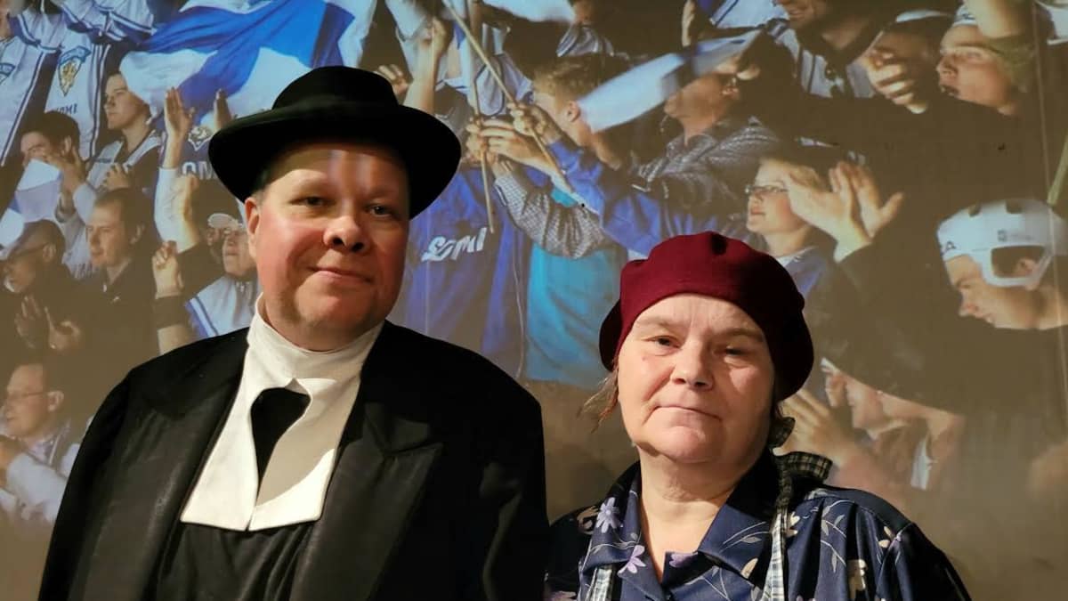 Kuvassa ovat harrastanäyttelijät Sauli Isokoski ja Marina Luomala Pietarsaaresta. Kuvassa he ovat Pietarsaaren näyttämön teatterilavalla.