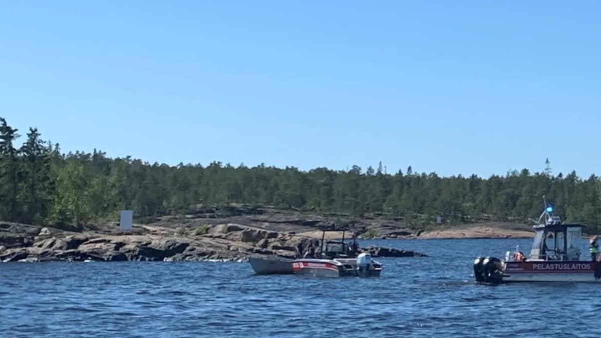 Pelastuslaitoksen vene vedessä kivikkoisen rannan edustalla.