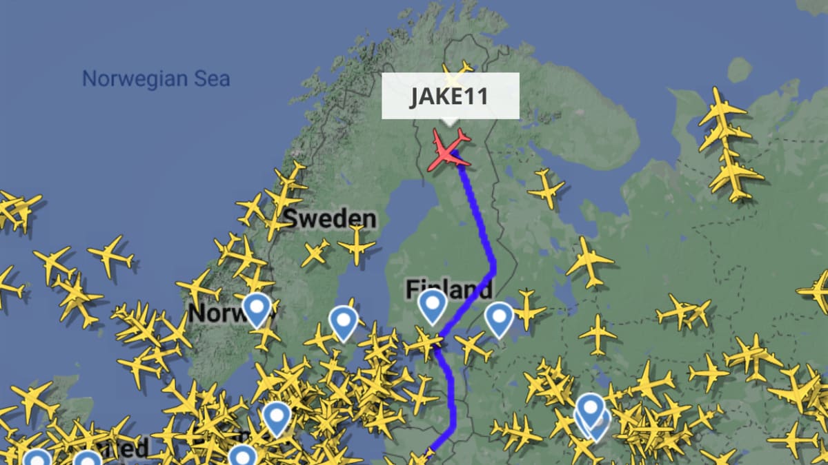 Kuvakaappaus Flightradarista tehdystä valvontalennosta ja sen reitistä Suomessa.