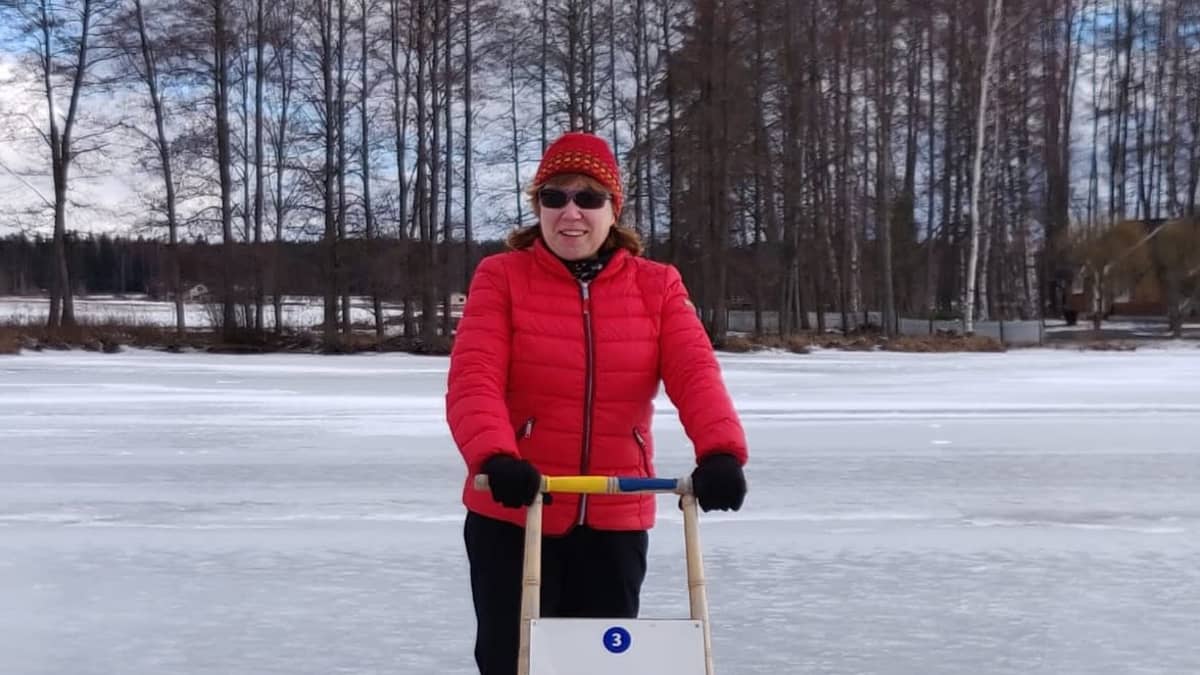 Pyhäjärvi-instituutin toiminnanjohtaja Teija Kirkkala potkukelkkailemassa Köyliönjärven jäällä.