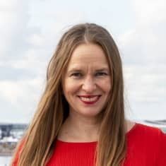 Kirjailija Satu Rämön kasvot.