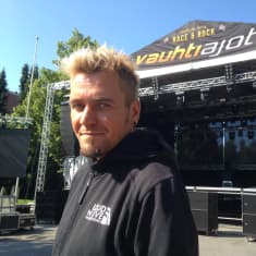 Promoottori Kalle Keskinen kuvattuna Vauhtiajojen lavan edessä. 