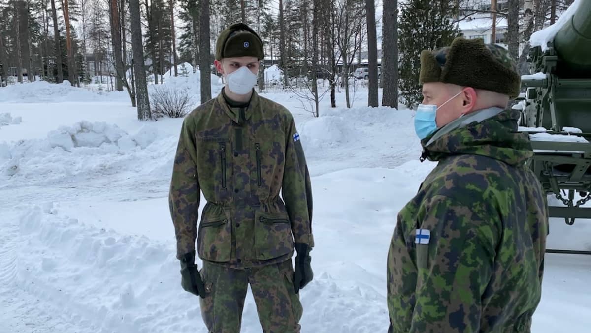 Sotilas ja upseeri varuskunnan edessä Kankaanpään Niinisalossa. 