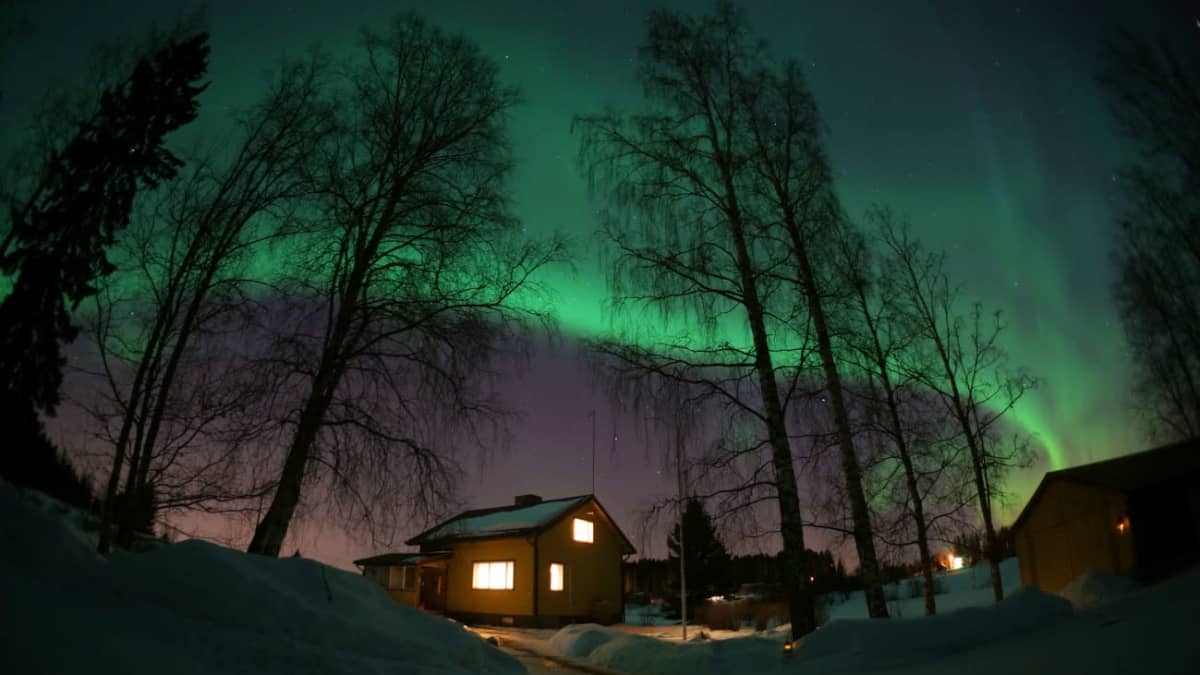 Katse taivaalle yöllä: Suomen etelä- ja keskiosissa voi nähdä revontulia |  Yle Uutiset