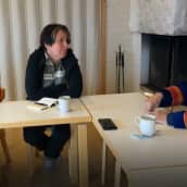 Britannian Suomen ja Ruotsin suurlähettiläät keskustelevat Saamelaiskäräjien edustajan kanssa. 