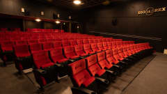 Kuvassa suoraan eteen aukeaa elokuvateatterin tyhjä sali