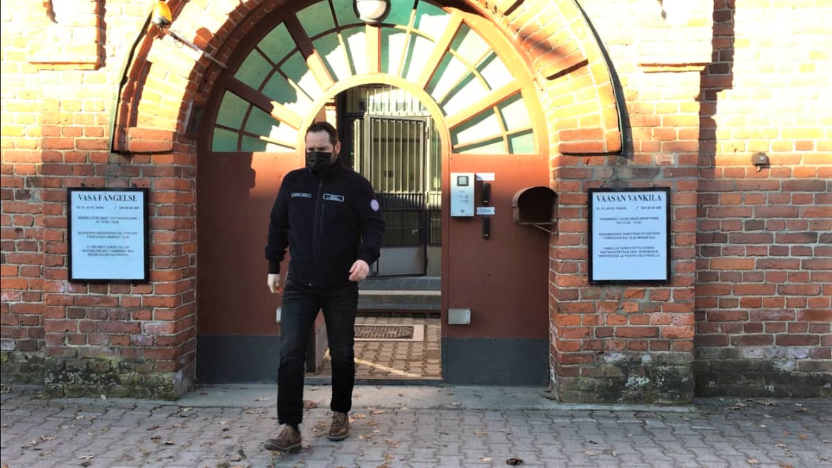 Vaasan vankilan johtaja Pekka Keskinen kävelee vankilan portista ulos