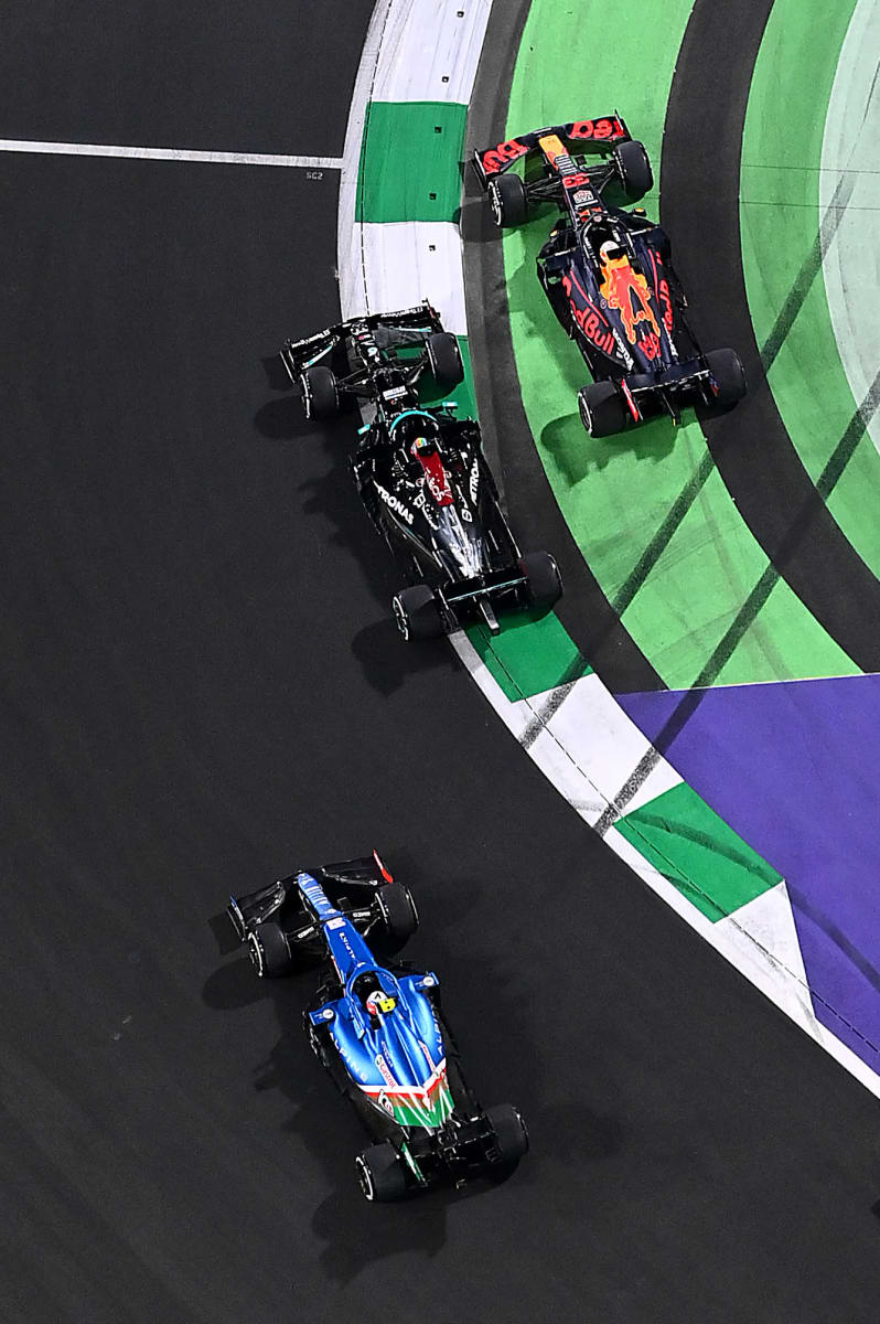 Max Verstappen oikaisee, Lewis Hamilton jää perään.