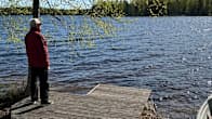 Rautjärvellä mökkiläinen Pekka Hämäläinen katselee Nurmijärvelle. Laituri on hävinnyt paikaltaan korkean vedenoinnan takia.