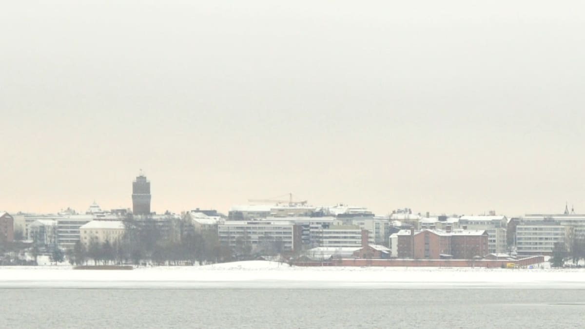 Vy över Södra Stadsfjärden med Vasa stads siluett i bakgrunden. Det är svag is på bilden som är tagen i november.