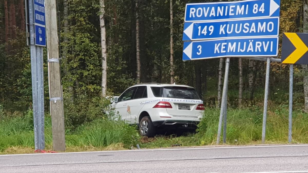 Tieltä suistunut auto Kemijärvellä Rovaniementien risteyksessä.