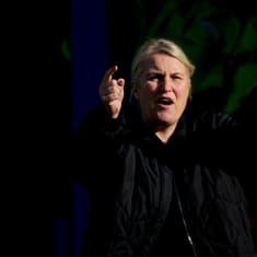 Emma Hayes osoittelee sormillaan.