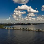 Tuulivoimaa ja SSAB tehdas Ilmastopaneeli toivoo valtion tukevan taloutta satsaamalla uusiutuvaan energiaan.