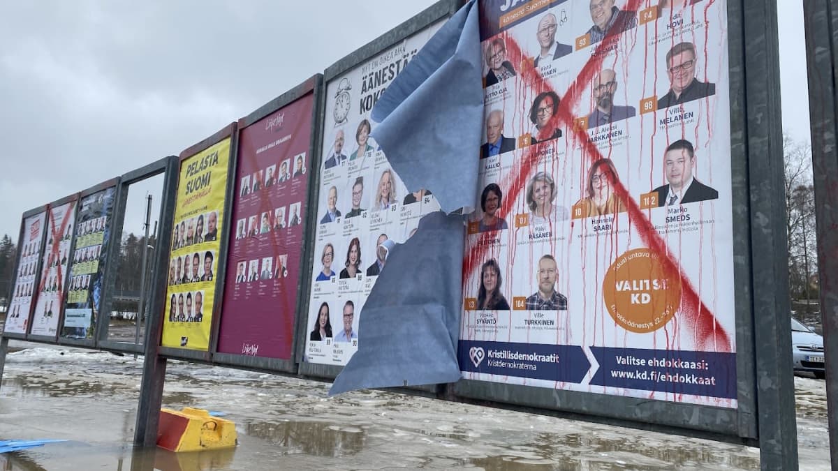 Kuvassa on vaalimainoksia, joita on sotkettu ja revitty Riihimäellä.