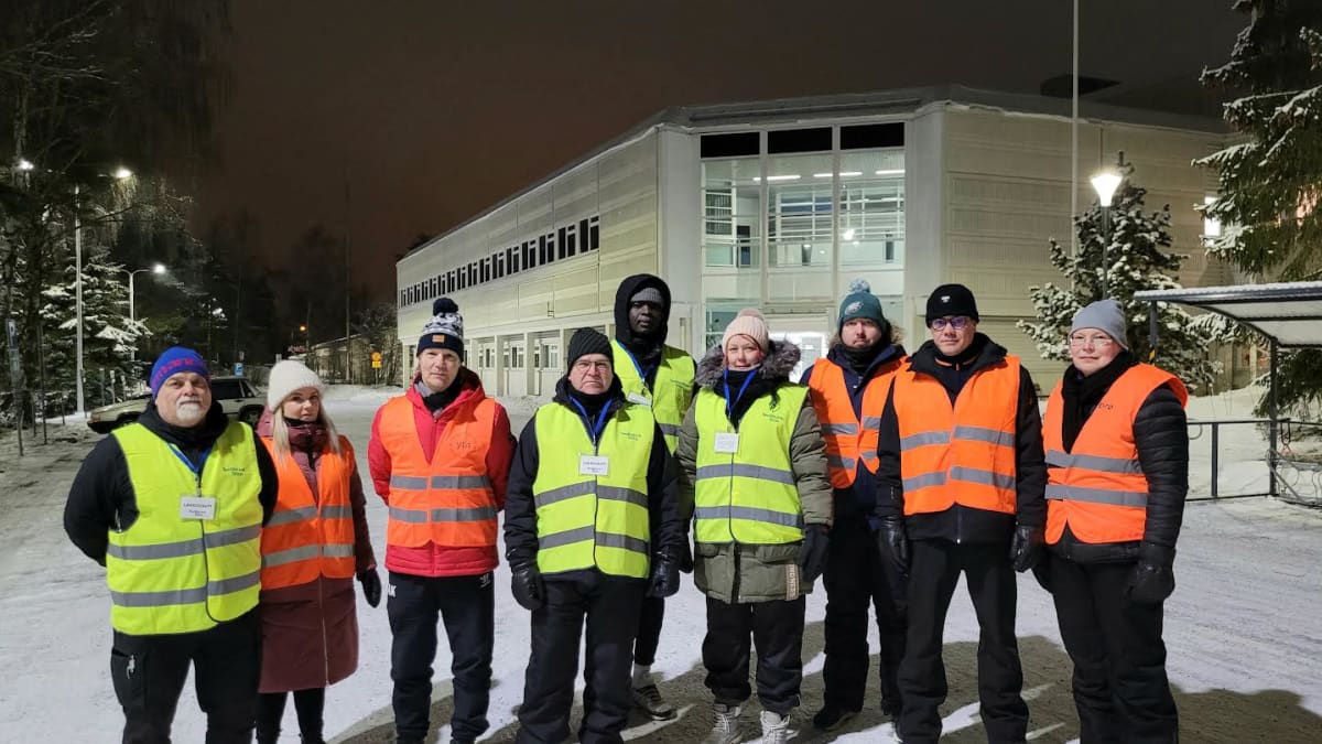 9 Vaasan ABB:n työntekijää seisoo ulkona pitämässä lakkovahtia nyt alkaneen teollisuusliiton lakon vuoksi