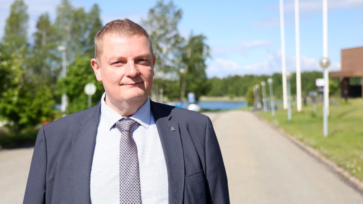 Kemin kaupunginjohtaja Matti Ruotsalainen seisoo ulkona kesällä.
