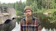 Järvi-Suomen kalatuotteen yrittäjä Tuomas Pöyry seisoo Kissakosken partaalla Hirvensalmella