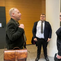 Joni Siikavirta, Ville Mustila ja Antonina Paasikivi käräjäoikeudessa.