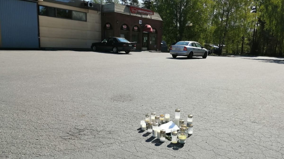 Hautakynttilöitä leipomon pihalla Lappeenrannan Joutsenossa.