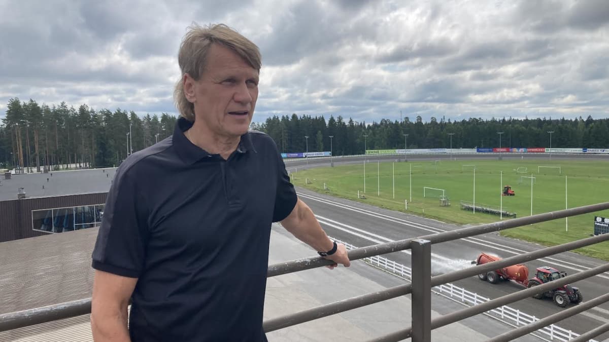 Mikkelin raviradan toimitusjohtaja nojaa kaiteeseen Mikkelin raviradan hallintorakennuksen kattoterassilla