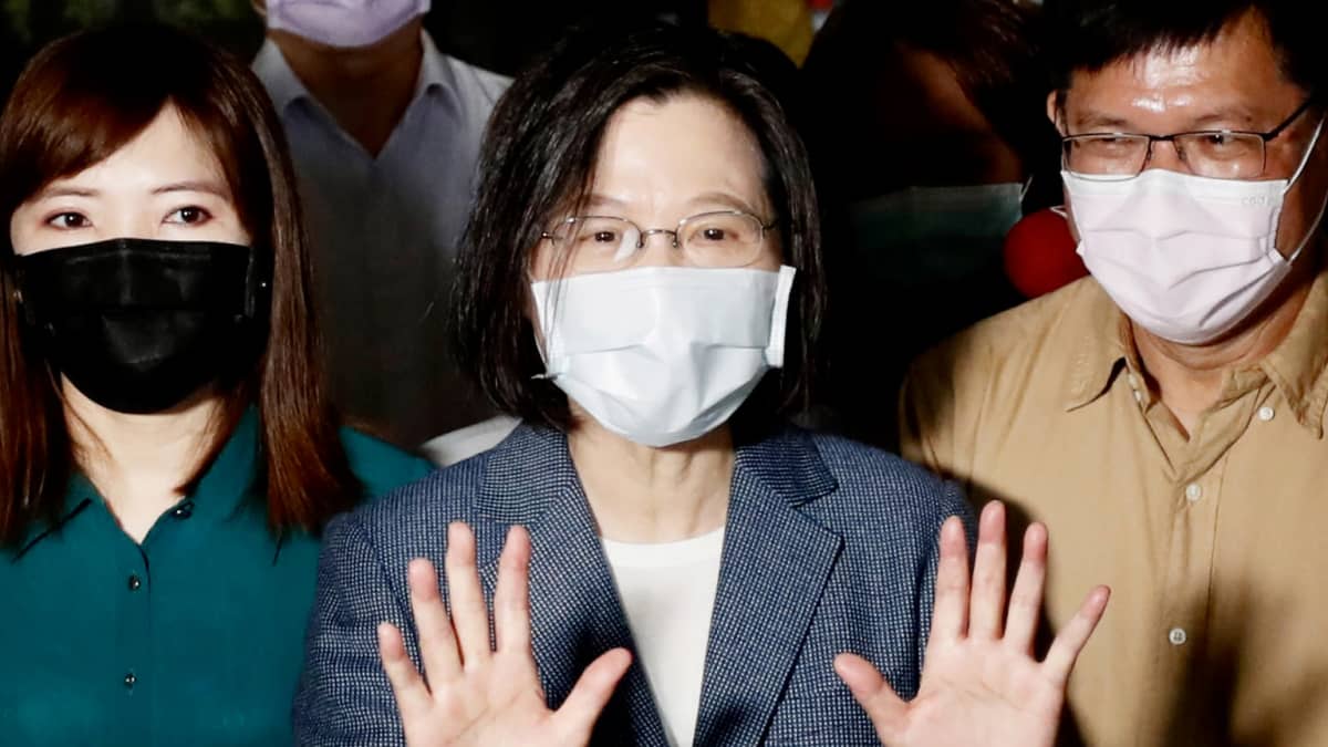 Tsai Ing-wen puhuu medialle kasvomaskissa.