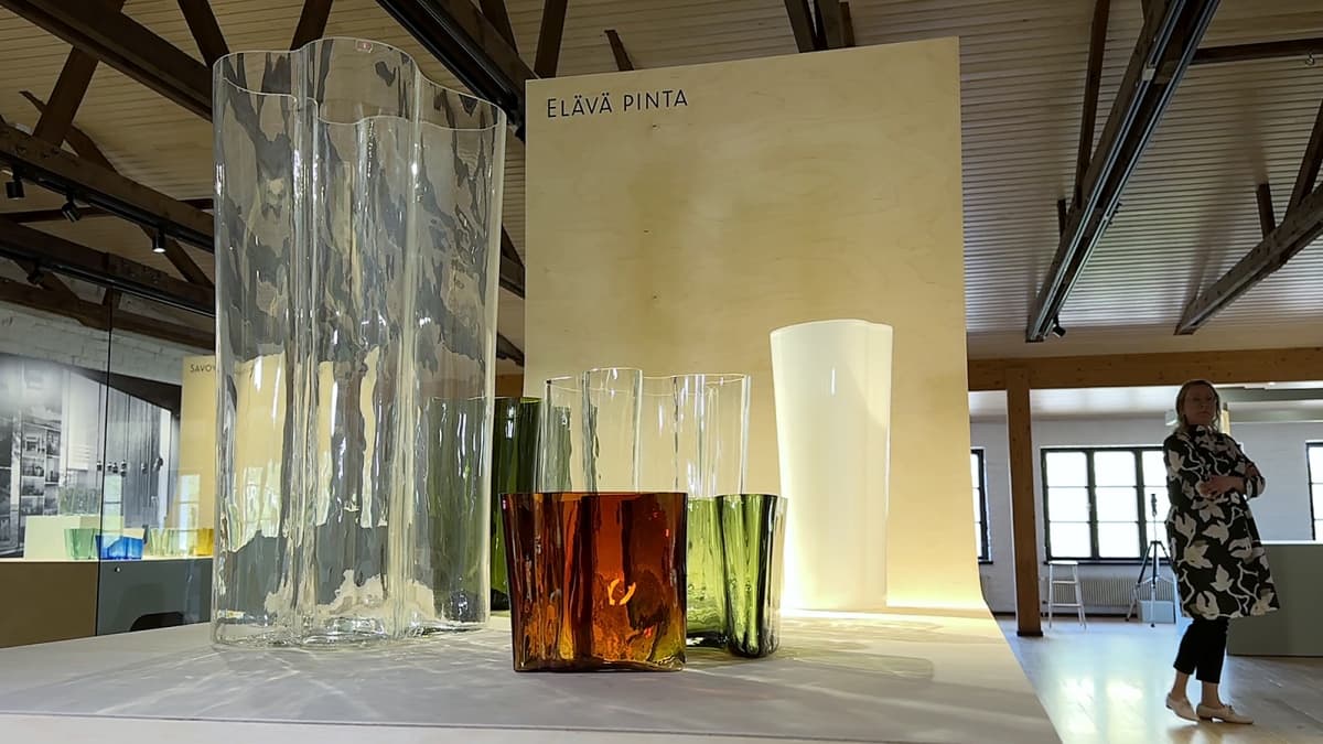 Eri kokoisia Aalto-maljakoita lasimuseon näyttelysalissa.