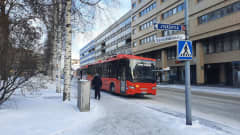 Mikkelin joukkoliikenteen bussi on pysähtynyt tien reunaan Mikkelin keskustassa.