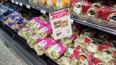 Euron salaattipusseja kaupanhyllyllä.