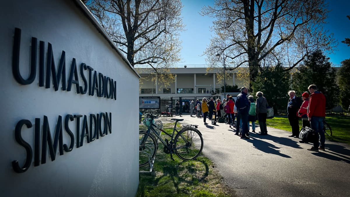 Helsingin uimastadion avasi ovensa 15. toukokuuta 2022. Ihmisiä jonossa porteilla.