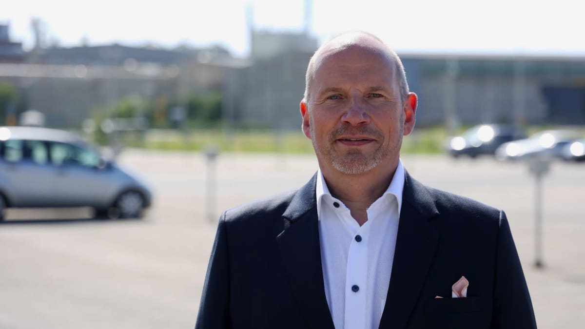 Infinited Fiber Companyn toimitusjohtaja Petri Alava seisoo kesällä parkkipaikalla.