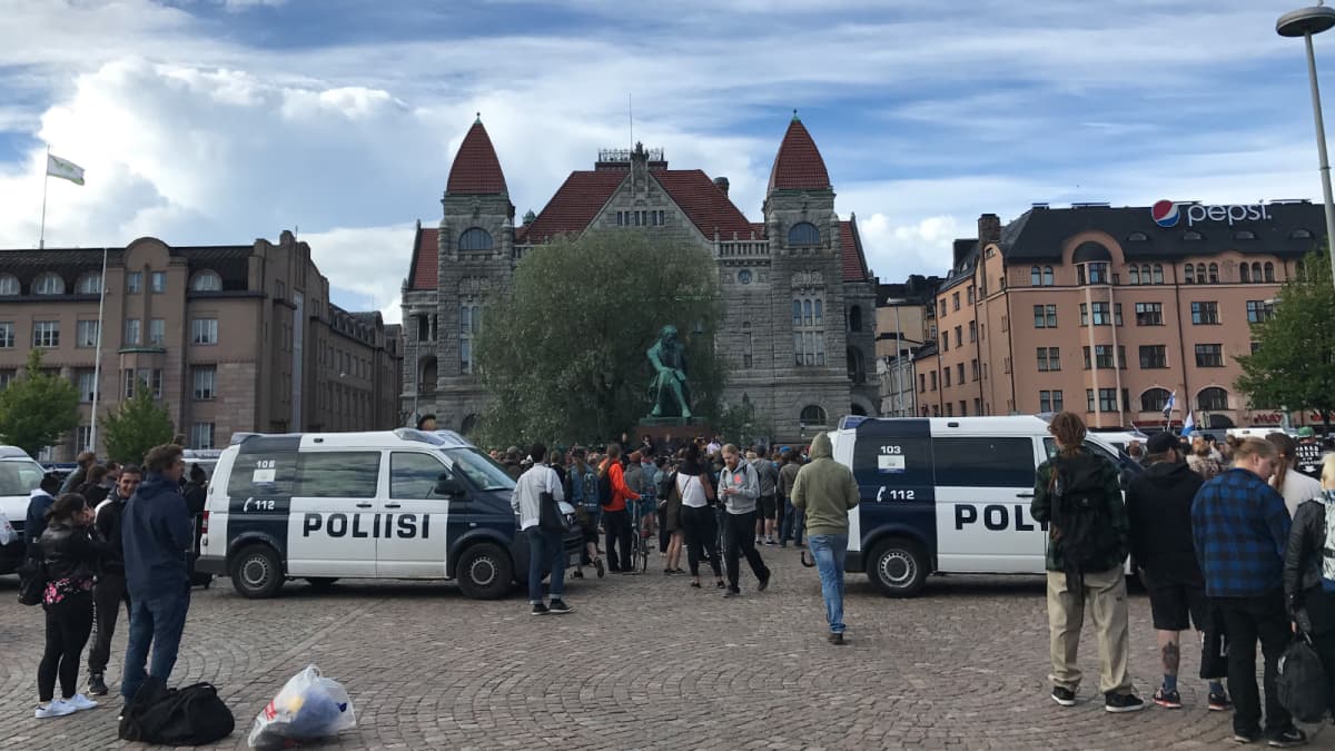 Polisen driver bort demonstranterna i Suomi Ensin-lägret. Järnvägstorget i Helsingfors, 26.6.2017.