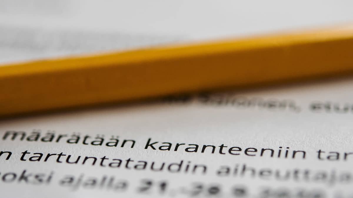 Lyijykynä karanteenitekstin päällä