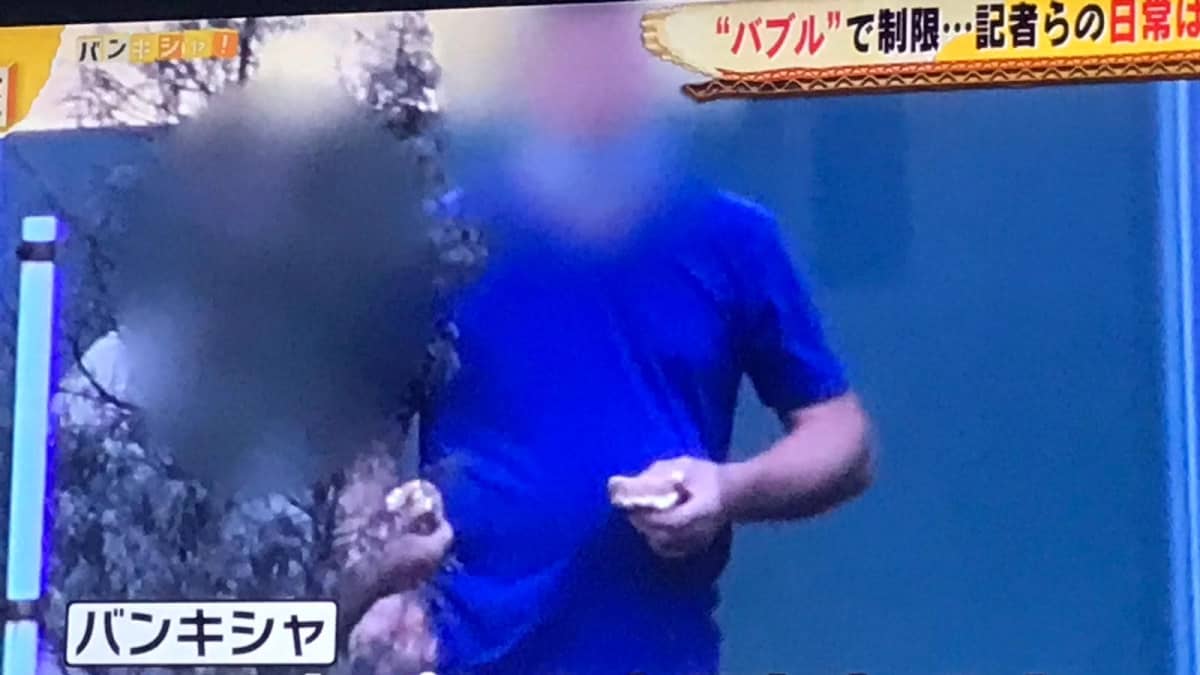 Kuvakaappaus miehestä syömässä Tokiossa.