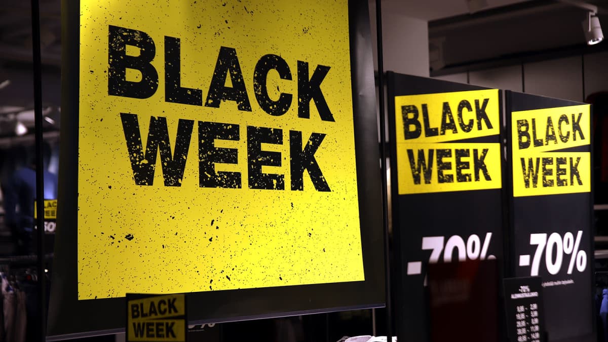 Black Week -alennuskylttejä kauppakeskus Hansassa.