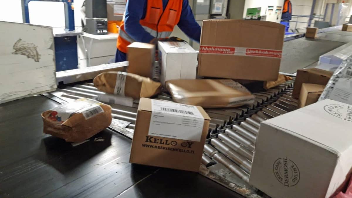 Paket sorteras på löpande band på postens sorteringscentral i Seinäjoki.