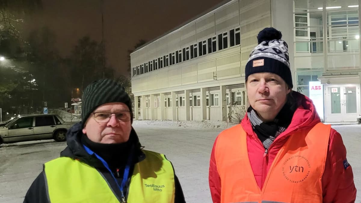 Vaasalaiset ABB:n työntekijät Reijo Niemistö ja Anssi Kukkonen seisovat ABB:n pihassa lakkovahteina