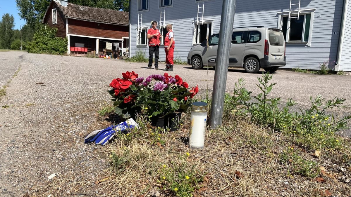 Kukkia ja kynttilöitä Järveläntiellä onnettomuuspaikan lähellä Kärkölässä