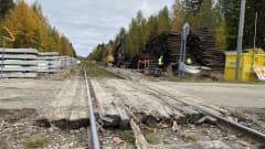 Rautatien ylittävä kulkutien puut ovat rikki, kuvan takana on rautatie.