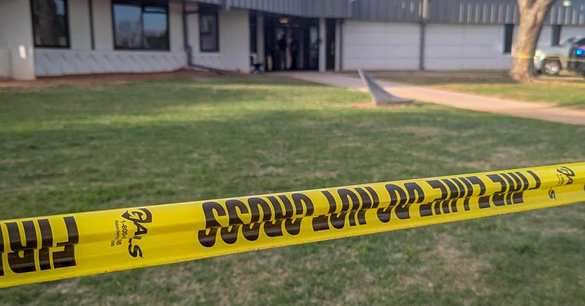 Dramaattinen video Yhdysvalloista: Rehtori taltuttaa henkensä uhalla kouluampujan