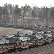 Sotilasjuna kulkemassa läpi Tampereen Pispalan.