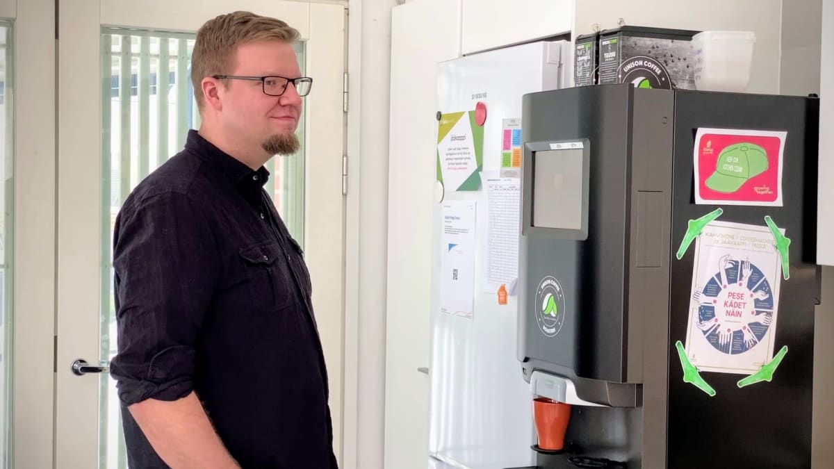 KyberVPK:n Mikko Kenttälä hakee kahvia automaatista