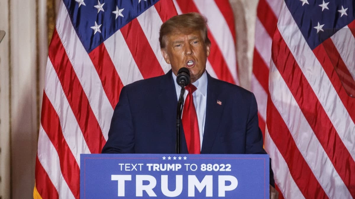 Trump puhuu, taustalla USA:n lippu. 