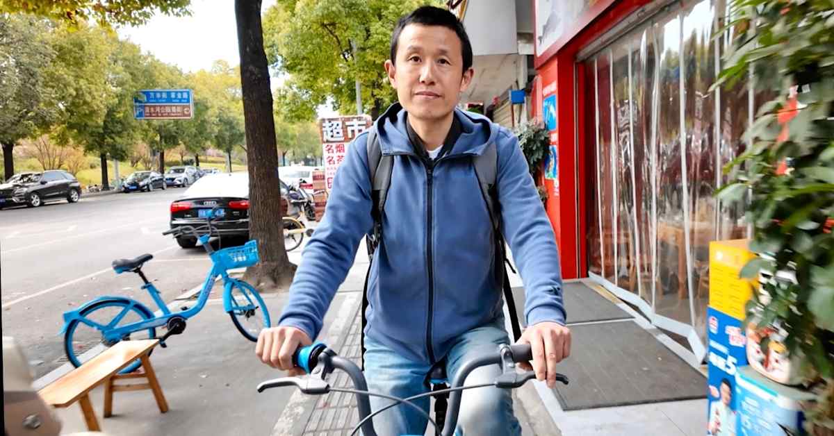 Harva huomasi tätä miestä – sitten hän kirjoitti menestyskirjan ”näkymättömästä” elämästään