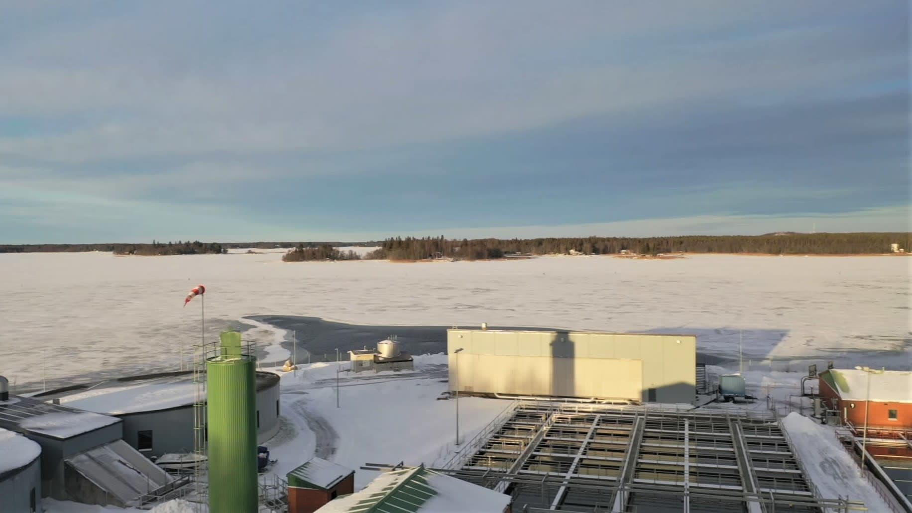 Dronella kuvattu yleiskuva Vaasan Påttin jätevedenpuhdistamosta, taustalla jäätynyt meri.